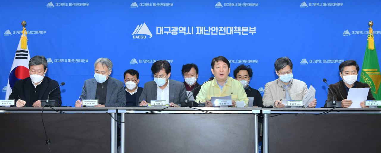 권영진 대구시장, 정기현 국립중앙의료원장, 정호영 경북대병원장 등이 1일 오후 8시 대구시청 상황실에서 코로나19 특별대책을 발표하고 있다.[대구시 제공]