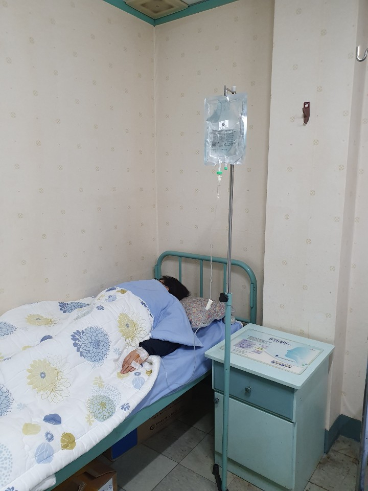 지난달 28일 과로로 쓰러진 포항 북구 보건소 공무원.[포항시 제공]
