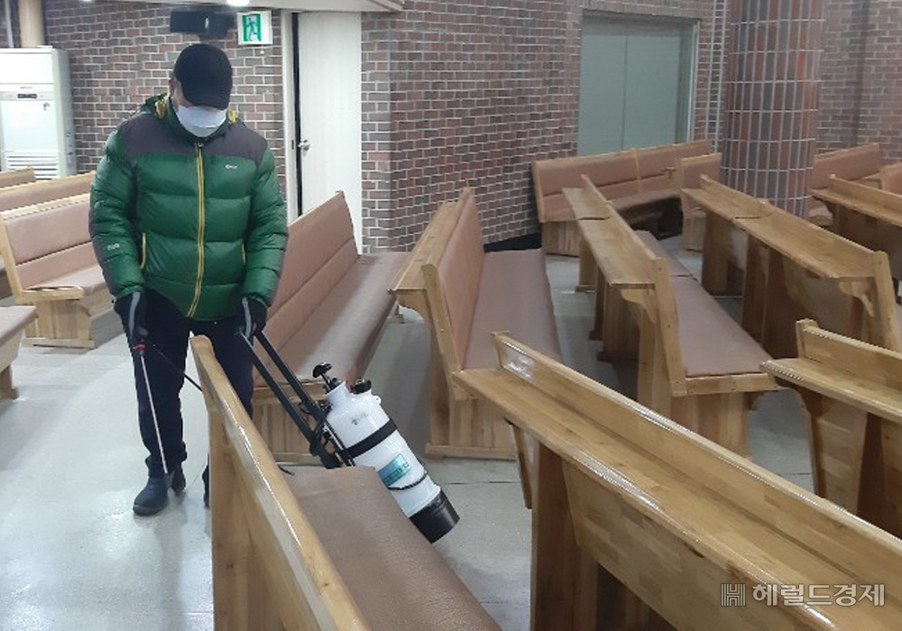 동 주민센터에서 하루동안 방역분무기를 무료로 빌려 집이나 시설 주변을 직접 소독할 수 있다. [광진구 제공]
