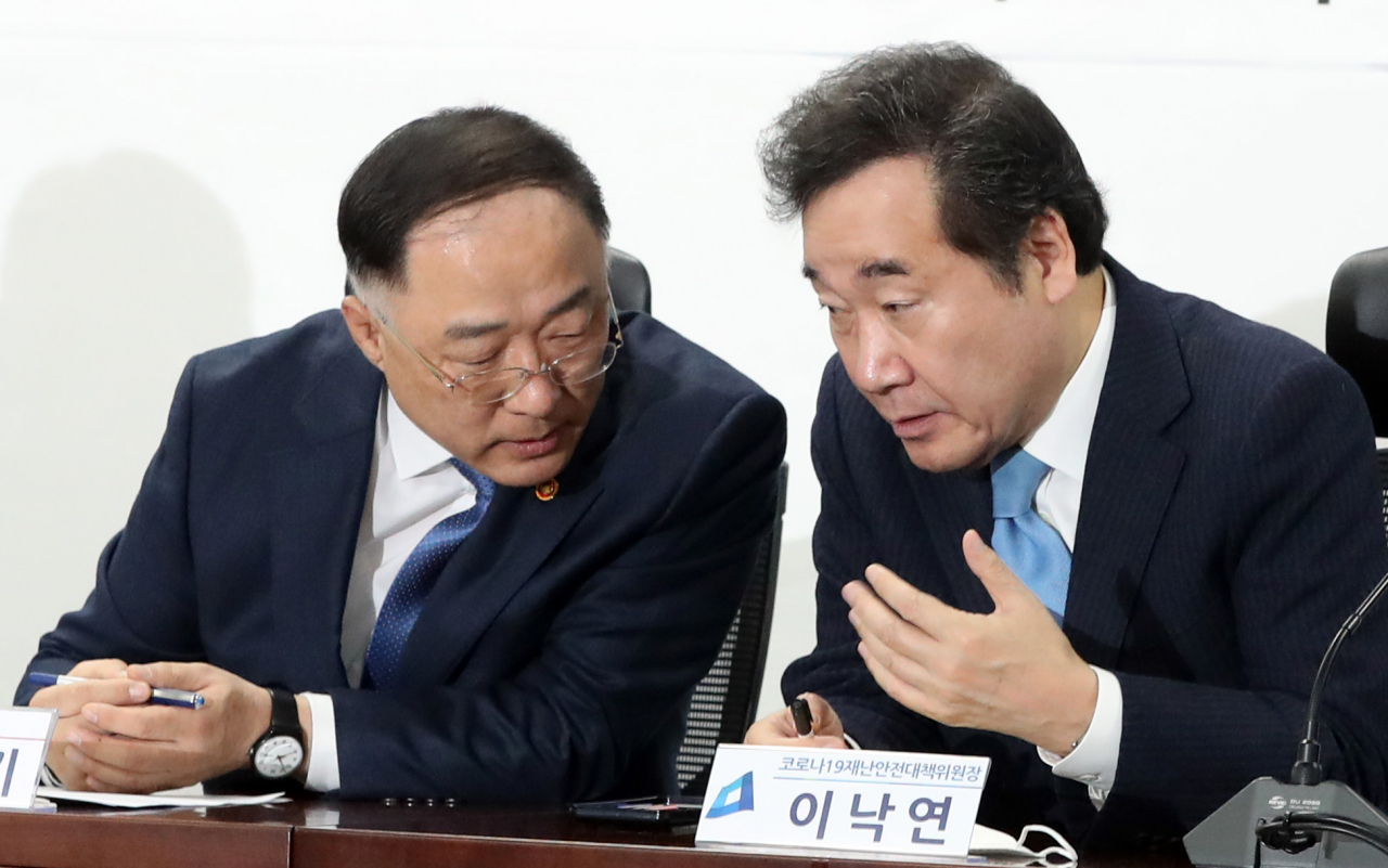 홍남기 경제부총리(왼쪽)와 더불어민주당 이낙연 코로나19 재난안전대책위원장이 2일 오전 서울 여의도 국회 의원회관에서 열린 신종 코로나바이러스 감염증(코로나19) 대응 추경예산 편성 당정협의에서 논의하고 있다. 연합뉴스