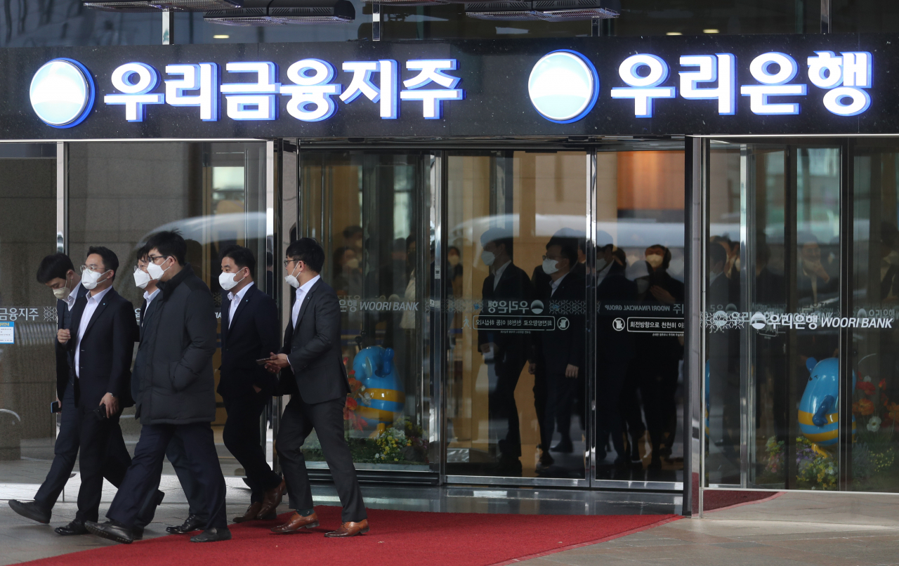 27일 라임자산운용 환매 중단 사태를 수사하는 검찰이 압수수색을 벌이고 있는 서울 중구 우리은행 본점에 직원들이 드나들고 있다. 연합뉴스