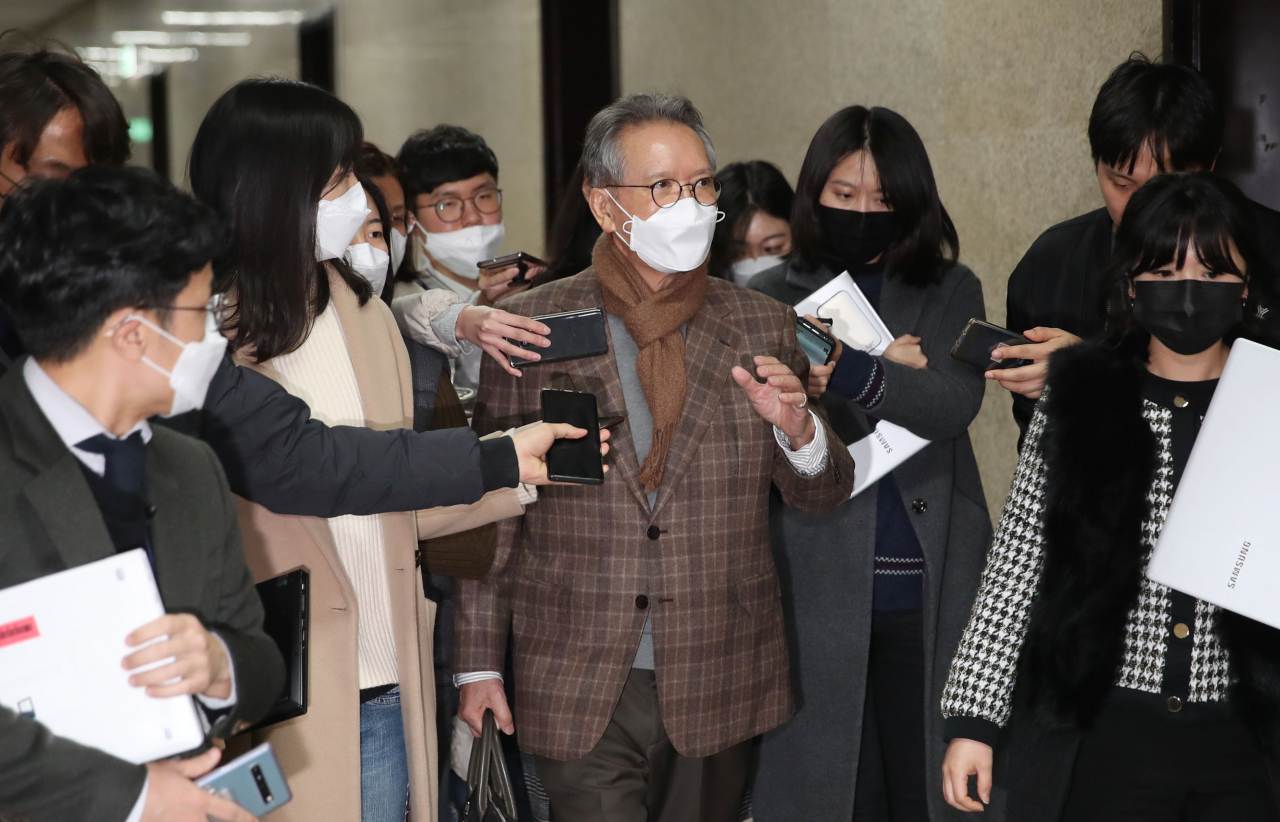 김형오 미래통합당 공천관리위원장이 1일 오후 국회에서 열린 미래통합당 공천관리위원회 비공개 면접 회의에 입장하고 있다. [연합]