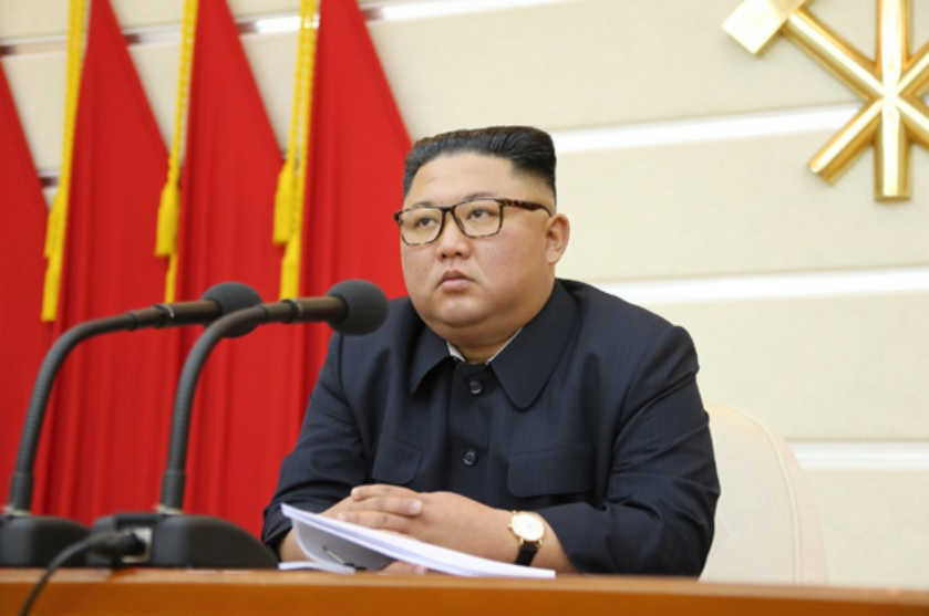 북한 노동당 기관지 노동신문은 2일 북한 내에서 코로나19 감염자가 단 한명도 발생하지 않았다면서 세계보건기구(WHO) 등 국제사회가 놀라움을 금치 못하고 있다고 주장했다. 김정은 국무위원장이 북한 관영매체가 지난달 29일 보도한 코로나19와 관련한 당 정치국 확대회의를 주재하고 있다. [헤럴드DB]