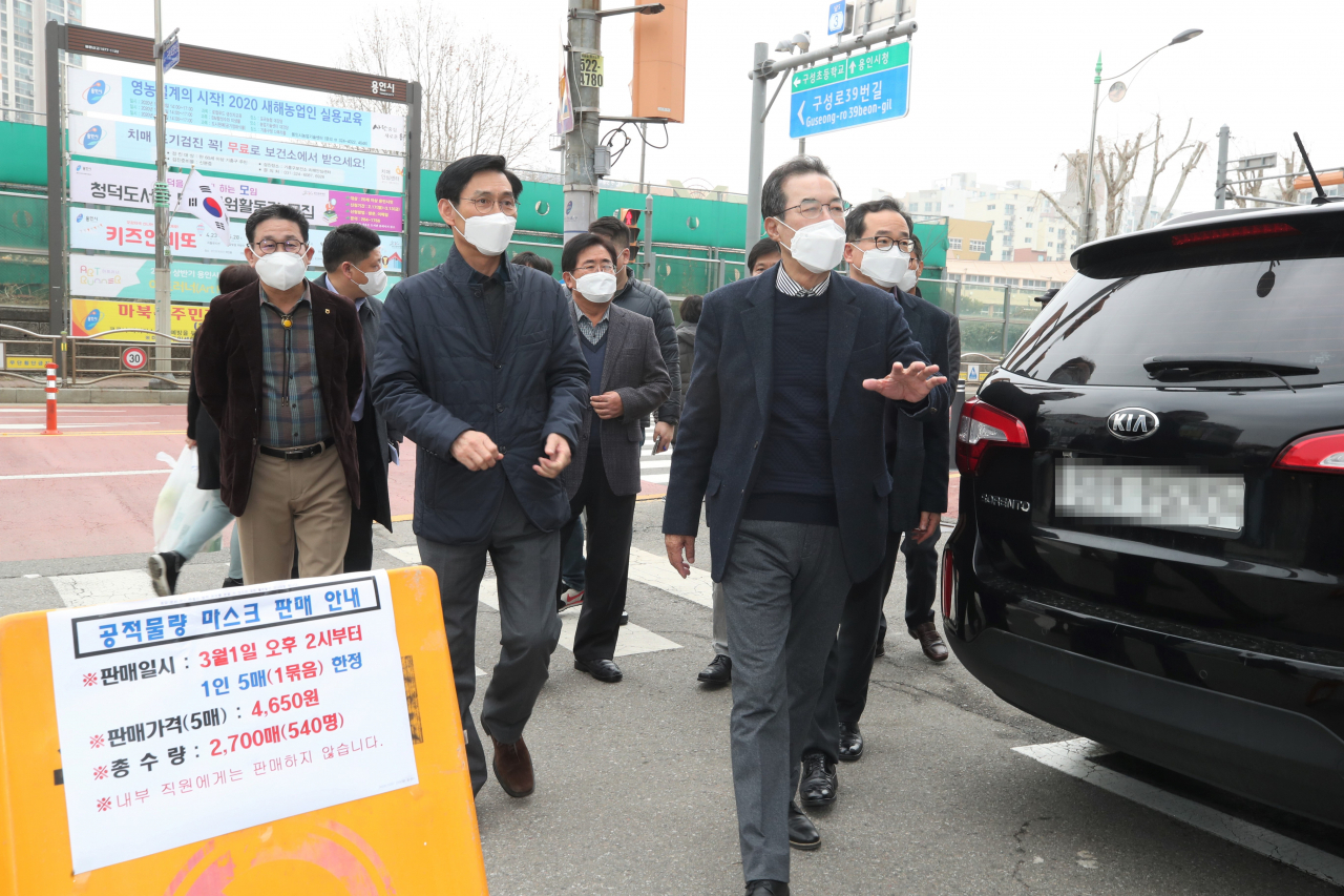 이성희(맨 앞) 농협중앙회장이 임직원 등 관계자들과 삼일절 공휴일인 1일 경기도 용인시 구성농협 하나로마트 마스크 판매현장을 찾아 마스크 공급 상황 등을 점검하고 있다. [농협 제공]