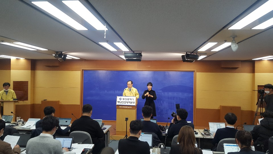 부산지역 코로나19 확산세가 이번 주를 계기로 확산 또는 안정으로 흘러갈 ‘고비’를 맞고 있어 부산시가 방역망 가동에 총력을 기울이고 있다.