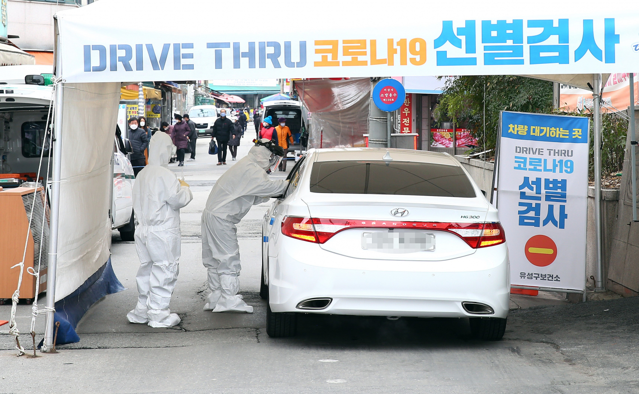 신종 코로나바이러스 감염증(코로나19) 의심증상이 있는 대전시민이 승차진료소에서 검사를 받고 있다. 연합뉴스