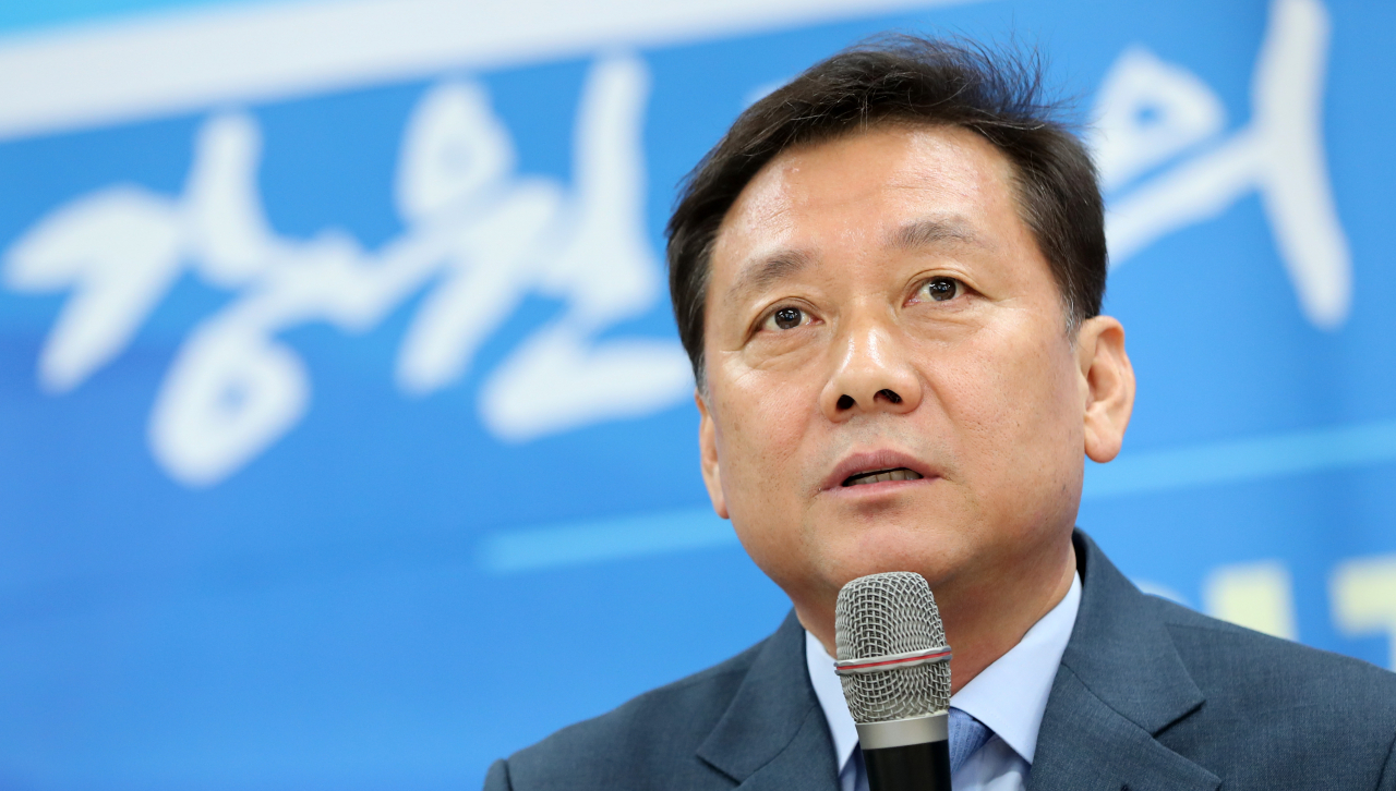 이광재 전 강원도지사가 27일 오후 강원 춘천시 더불어민주당 강원도당에서 열린 '강원도 평화지역 현안 및 공약 기자간담회'에서 총선 출마와 관련한 입장을 밝히고 있다. 연합뉴스