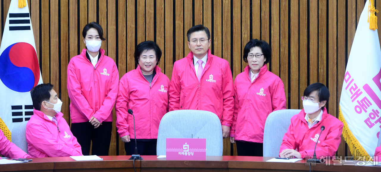 [헤럴드경제=이상섭 기자] 2일 오전 서울 여의도 국회에서 열린 미래통합당 입당 환영식에서 황교안 대표가 의원들과 기념촬영 하고 있다. babtong@heraldcorp.com