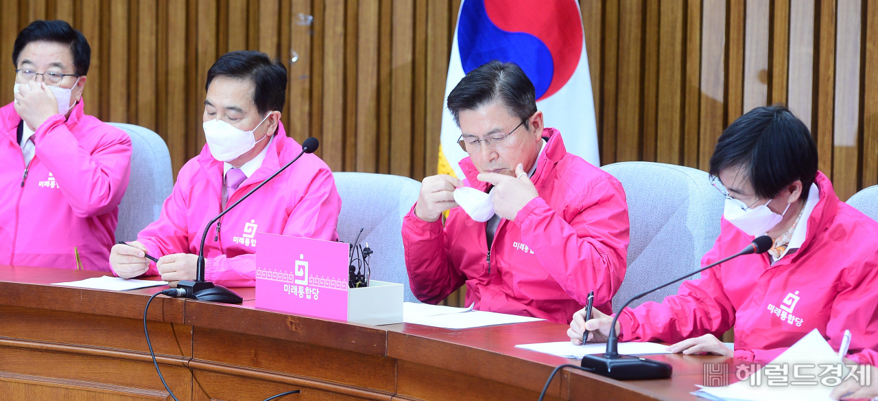 황교안 미래통합당 대표가 2일 오전 서울 여의도 국회에서 열린 미래통합당 최고위원회에서 발언을 하기위해 마스크를 벗고 있다. [이상섭 기자/babtong@heraldcorp.com]