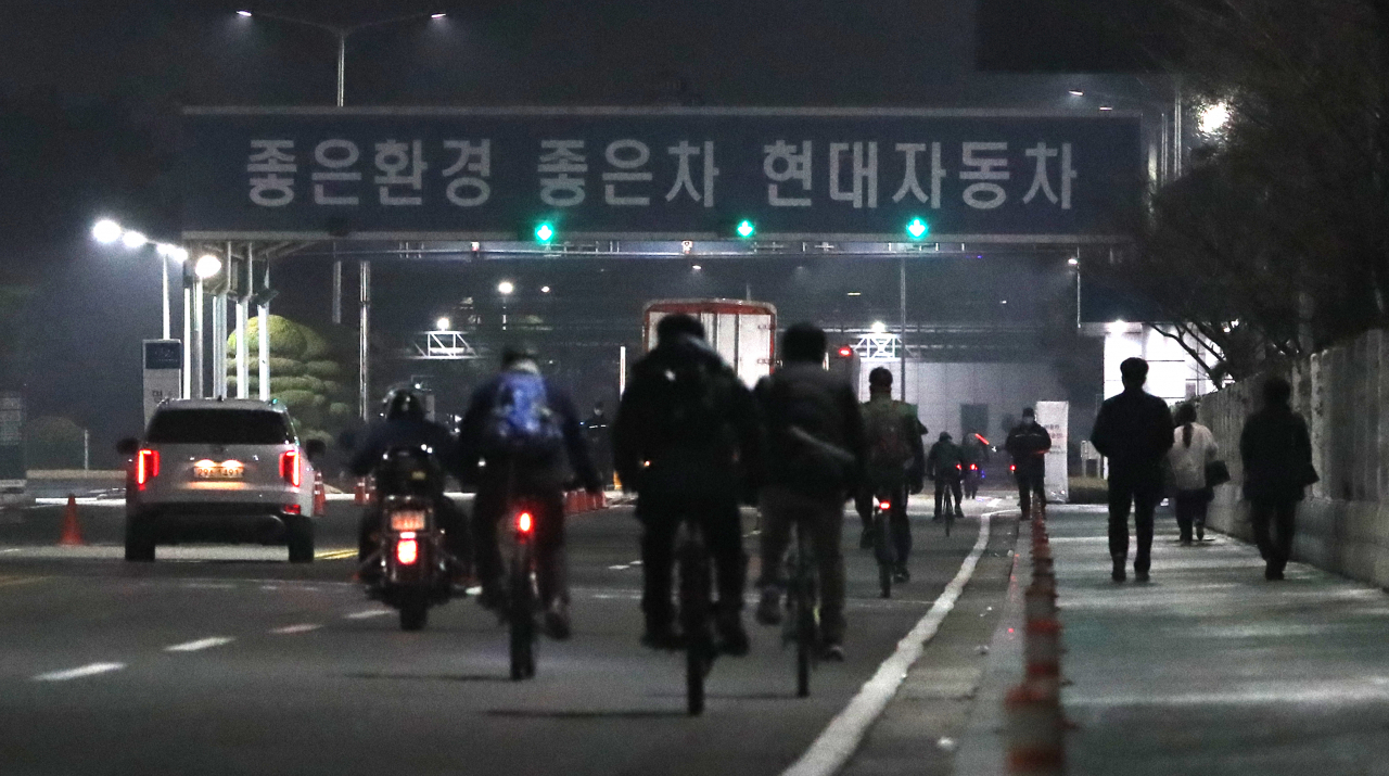울산시 북구 현대차 명촌정문으로 직원들이 출근하고 있다. [연합]