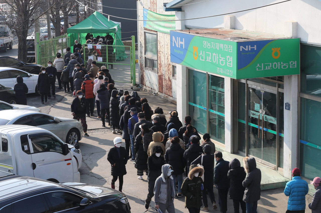2일 경기도 파주시 신교하농협에서 신종 코로나바이러스 감염증(코로나19) 여파로 시민들이 줄을 지어 마스크를 구매하고 있다. [연합]