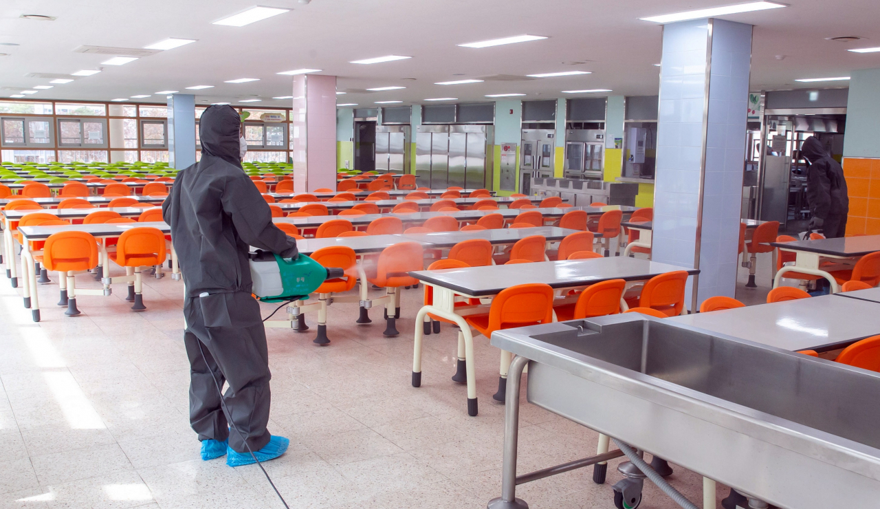 지난달 27일 세종시 관내 학교에서 신종 코로나바이러스 감염증(코로나19) 방역을 위해 전문 업체 직원들이 소독 작업을 하고 있다. 지난달 23일 교육부는 코로나19 확산 방지를 위해 전국 유치원, 초·중·고교 등의 개학을 1주일 연기했다. [세종시교육청 제공]