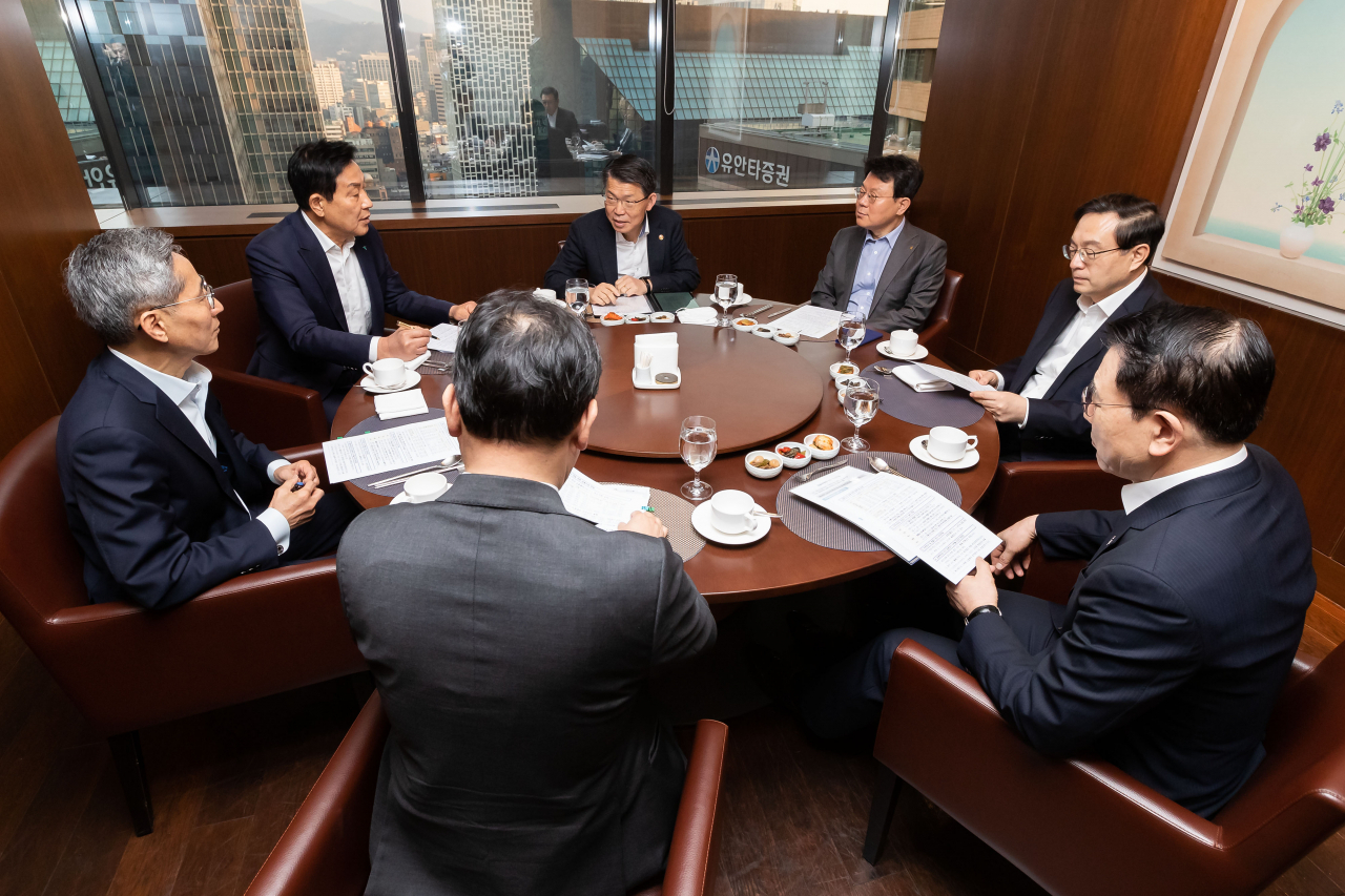 은성수 금융위원장(왼쪽에서 세 번째)이 2일 서울 중구 은행연합회 뱅커스클럽에서 5대 금융지주과 조찬 간담회를 하고 있다.(왼쪽부터 시계방향으로) 윤종규 KB금융지주 회장, 김정태 하나금융지주 회장, 은성수 금융위원장, 김광수 NH농협금융지주 회장, 손태승 우리금융지주 회장, 조용병 신한금융지주 회장. [사진=금융위]