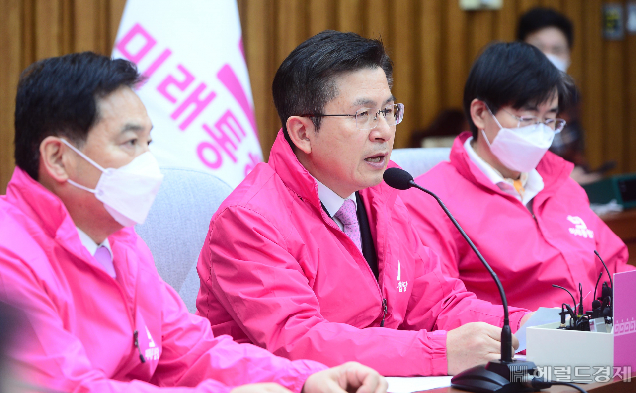 [헤럴드경제=이상섭 기자] 미래통합당 황교안 대표가 2일 오전 서울 여의도 국회에서 열린 미래통합당 최고위원회에서 발언을 하고 있다. babtong@heraldcorp.com
