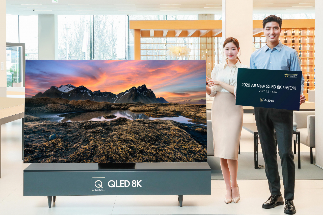 삼성전자 모델이 2020년형 QLED 8K TV 사전판매 이벤트를 소개하고 있다. [삼성전자 제공]