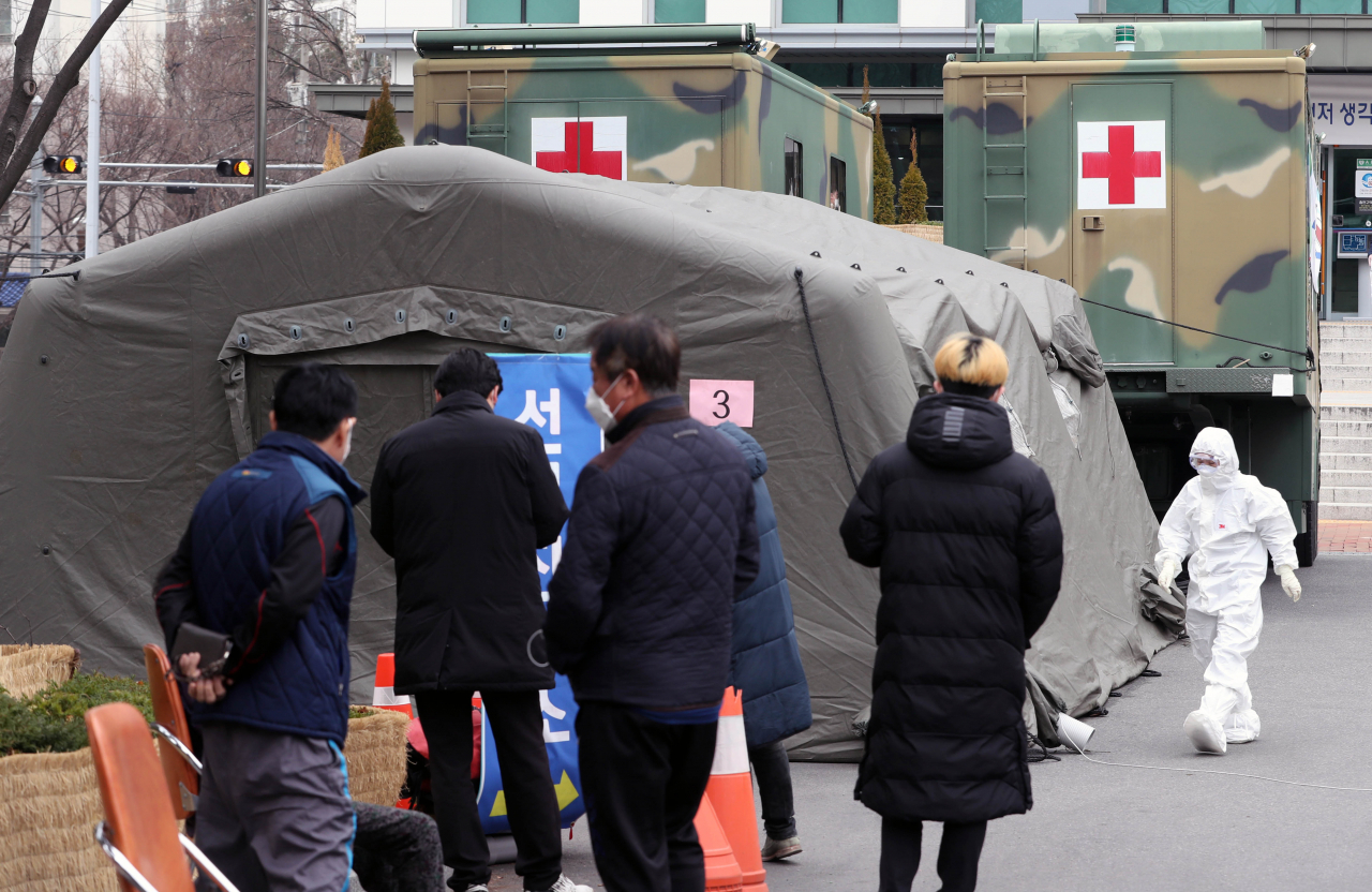 대구에서 코로나19 확진자가 늘면서 의료장비 부족 사태가 나타나자 군 당국이 대구 달서구 보건소에 군용 음압 텐트와 이동진료소를 지원하고 있다.[연합]