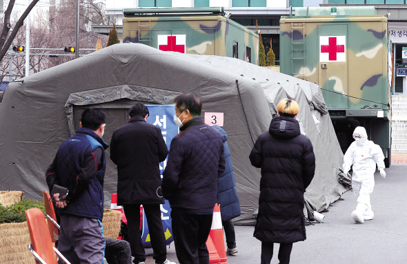 대구에서 코로나19 확진자가 늘면서 의료장비 부족 사태가 나타나자 군 당국이 대구 달서구 보건소에 군용 음압 텐트와 이동진료소를 지원하고 있다. [연합]