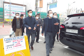 이성희(맨 앞) 농협중앙회장이 임직원 등 관계자들과 삼일절 공휴일인 1일 경기도 용인시 구성농협 하나로마트 마스크 판매현장을 찾아 마스크 공급 상황 등을 점검하고 있다. [농협 제공]