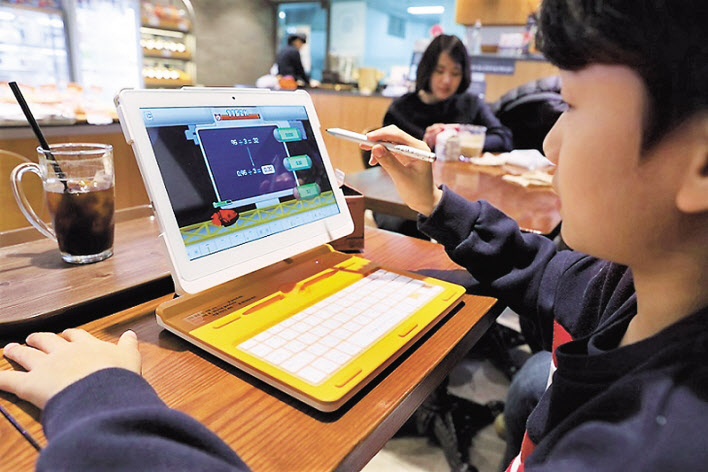 한 학생이 원격 스마트 러닝 시스템을 통해 AI교사로부터 교과목 첨삭지도를 받고 있다. [헤럴드경제DB]