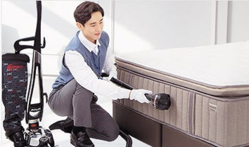 현대렌탈케어 직원이 매트리스 관리를 진행하는 모습