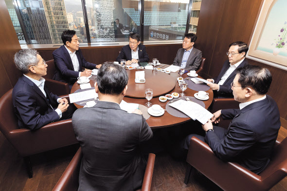 은성수 금융위원장(왼쪽에서 세 번째)이 2일 서울 중구 은행연합회 뱅커스클럽에서 5대 금융지주과 조찬 간담회를 하고 있다.(왼쪽부터 시계방향으로) 윤종규 KB금융지주 회장, 김정태 하나금융지주 회장, 은성수 금융위원장, 김광수 NH농협금융지주 회장, 손태승 우리금융지주 회장, 조용병 신한금융지주 회장. [금융위]