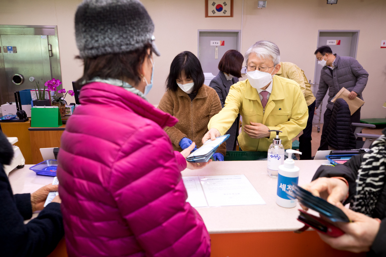 최기영 과학기술정보통신부 장관이 2일 오전 세종특별자치시 장군면 장군우체국을 방문해 마스크 판매를 돕고 있다.[과기정통부 제공]