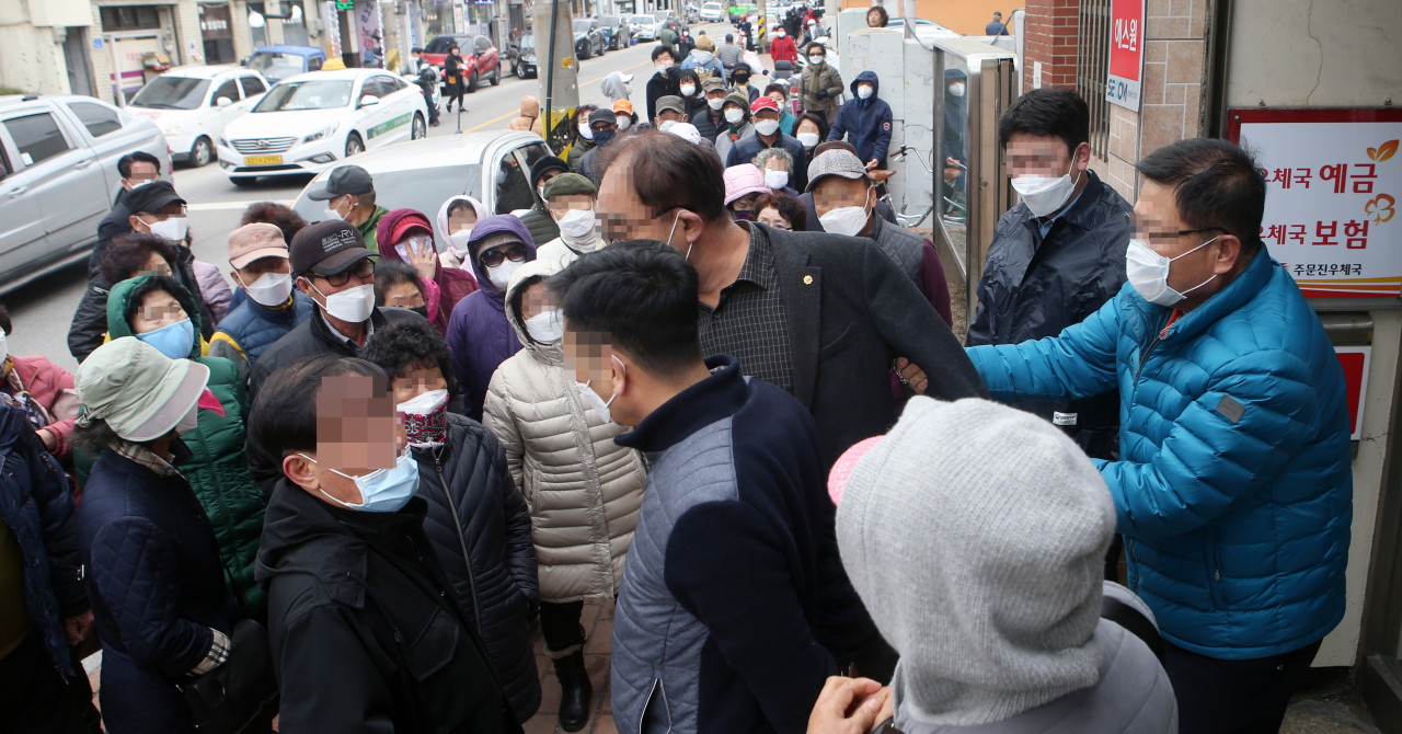 정부가 코로나19 확산을 막기 위해 공적 판매처에서 마스크 물량을 공급하기 시작한 2일 오전 강원 강릉시 주문진 우체국 앞에서 시민들이 마스크가 5분만에 완판되자 항의하는 모습 [연합]