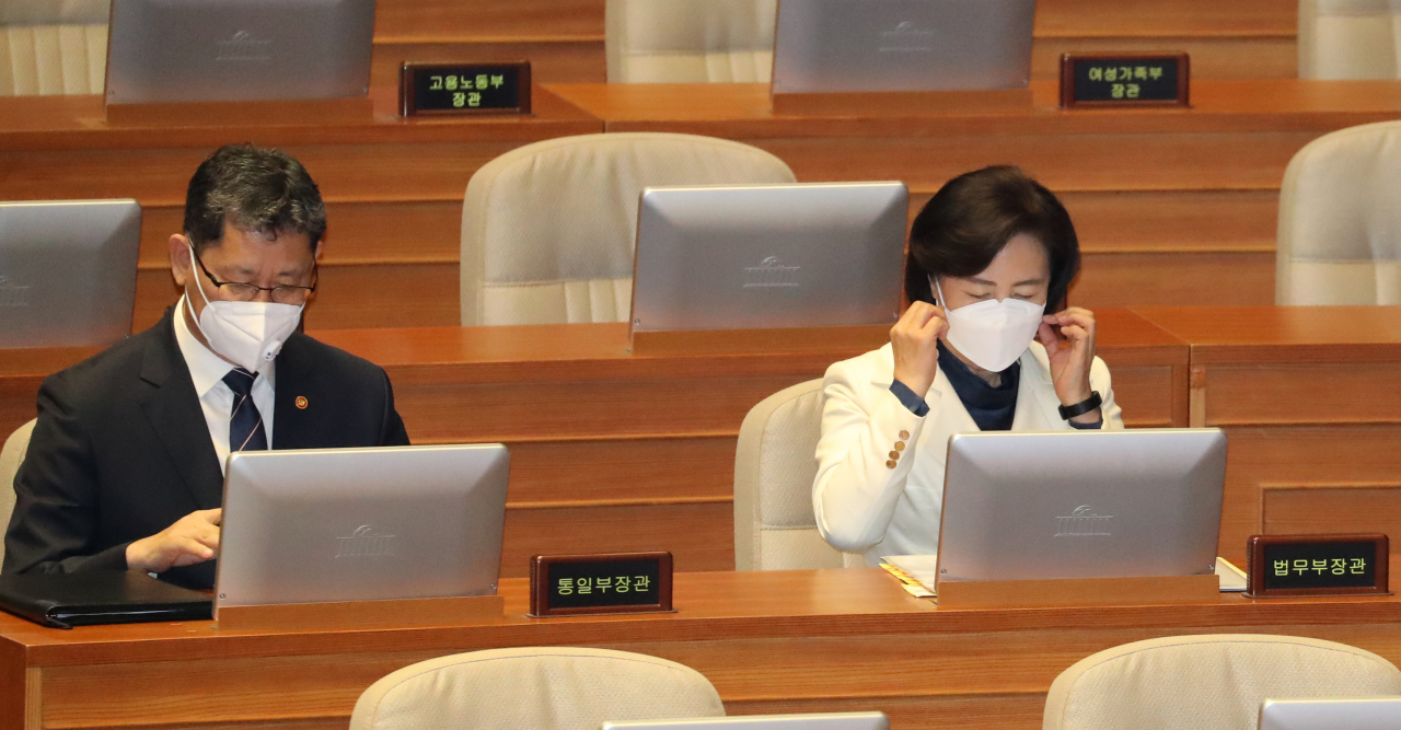 김연철 통일장관(왼쪽)은 2일 통일부 창설 51주년을 맞아 직원들에게 보낸 기념사에서 남북관계 소강국면에서도 남북 대화와 협력의 폭을 넓히려는 노력을 멈춰서는 안된다고 강조했다. [연합]