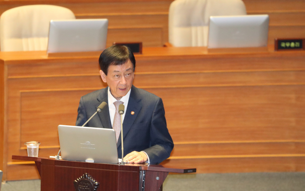 진영 행안부 장관이 2일 오후 국회 본회의에서 열린 대정부 질문에 참석, 신종 코로나바이러스 감염증(코로나 19) 대처 등에 대한 질문에 답하고 있다. [연합]