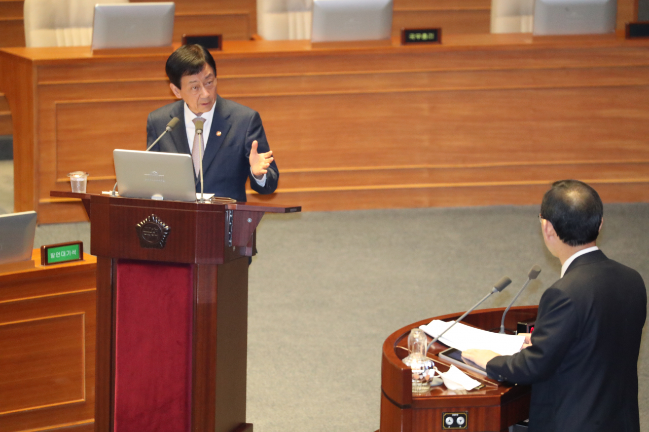 진영 행안부 장관이 2일 오후 국회 본회의에서 열린 대정부 질문에 참석, 신종 코로나바이러스 감염증(코로나 19) 대처 등에 대한 질문에 답하고 있다. 연합뉴스