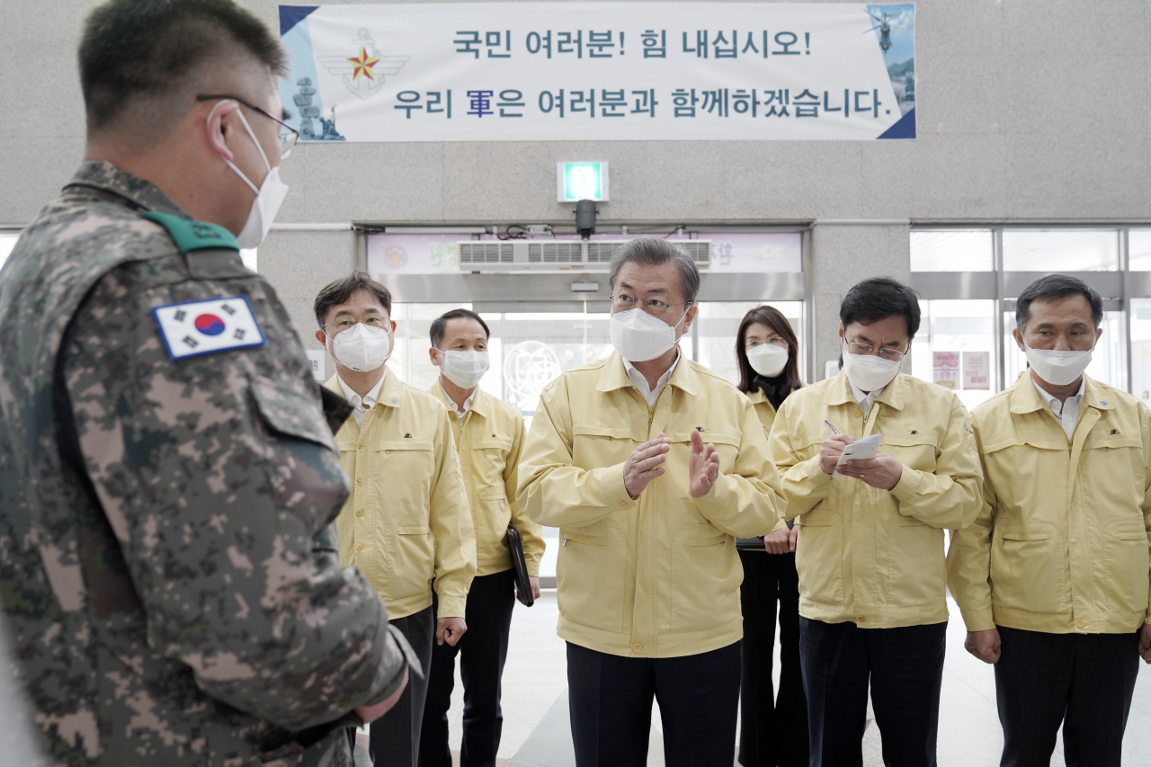 문재인 대통령이 2일 오후 대전광역시 유성구 국군대전병원에서 코로나19 관련 군 주요 조치사항을 보고 받고 있다. [연합]