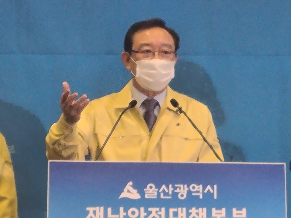 송철호 울산시장은 2일 오후 울산시청 프레스센터에서 가진 코로나19 정례브리핑에서 질의에 답하고 있다.