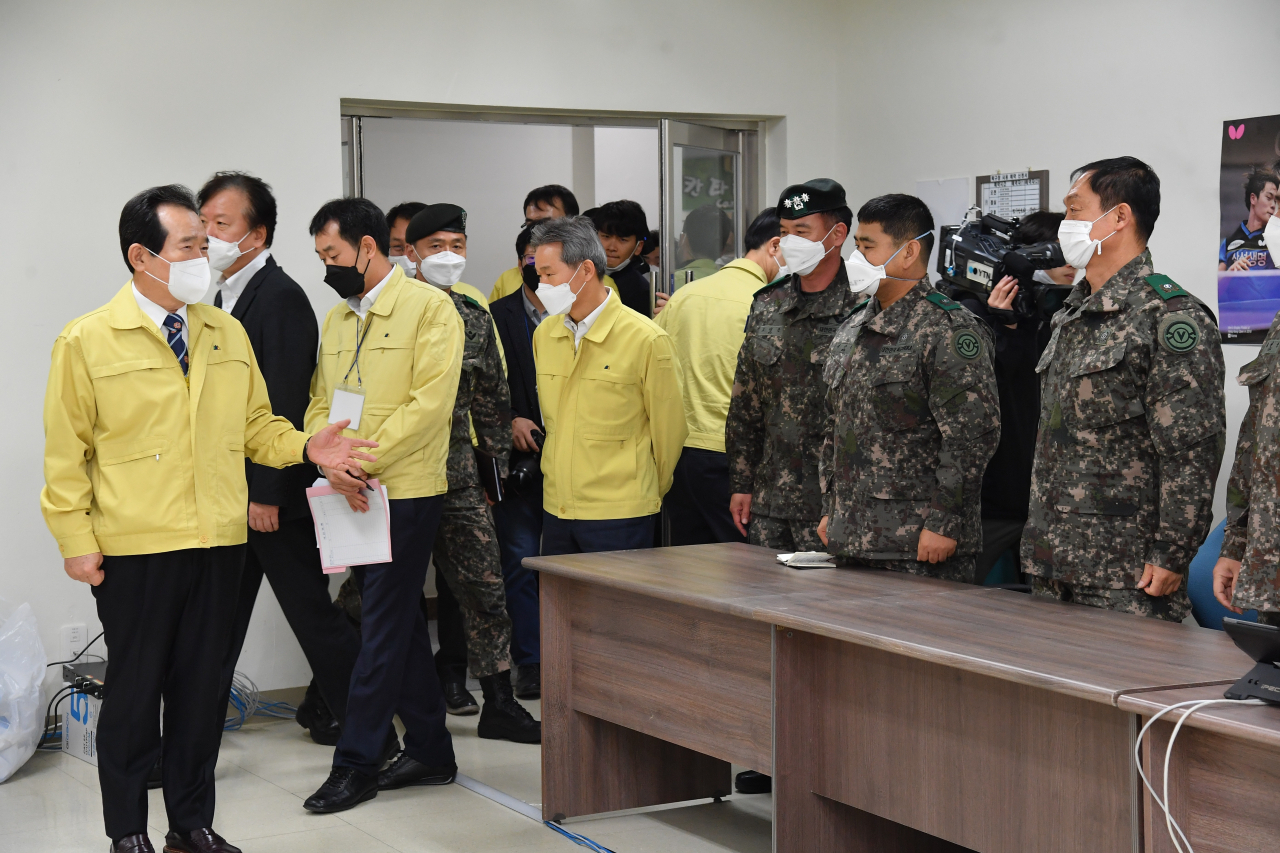 정세균(왼쪽 첫번째) 국무총리가 2일 코로나19 경증환자 치료시설인 대구 1생활치료센터를 방문해 시설을 점검한 뒤 관계자들을 격려하고 있다. [국무총리실 제공]