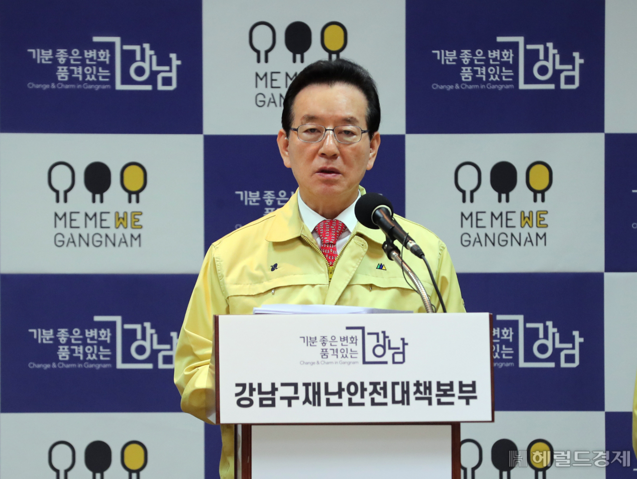 정순균 강남구청장이 2일 구청사에서 긴급 브리핑을 갖고 코로나19 추가 확진자 2명이 발생한 사실을 알리고 있다. [강남구 제공]