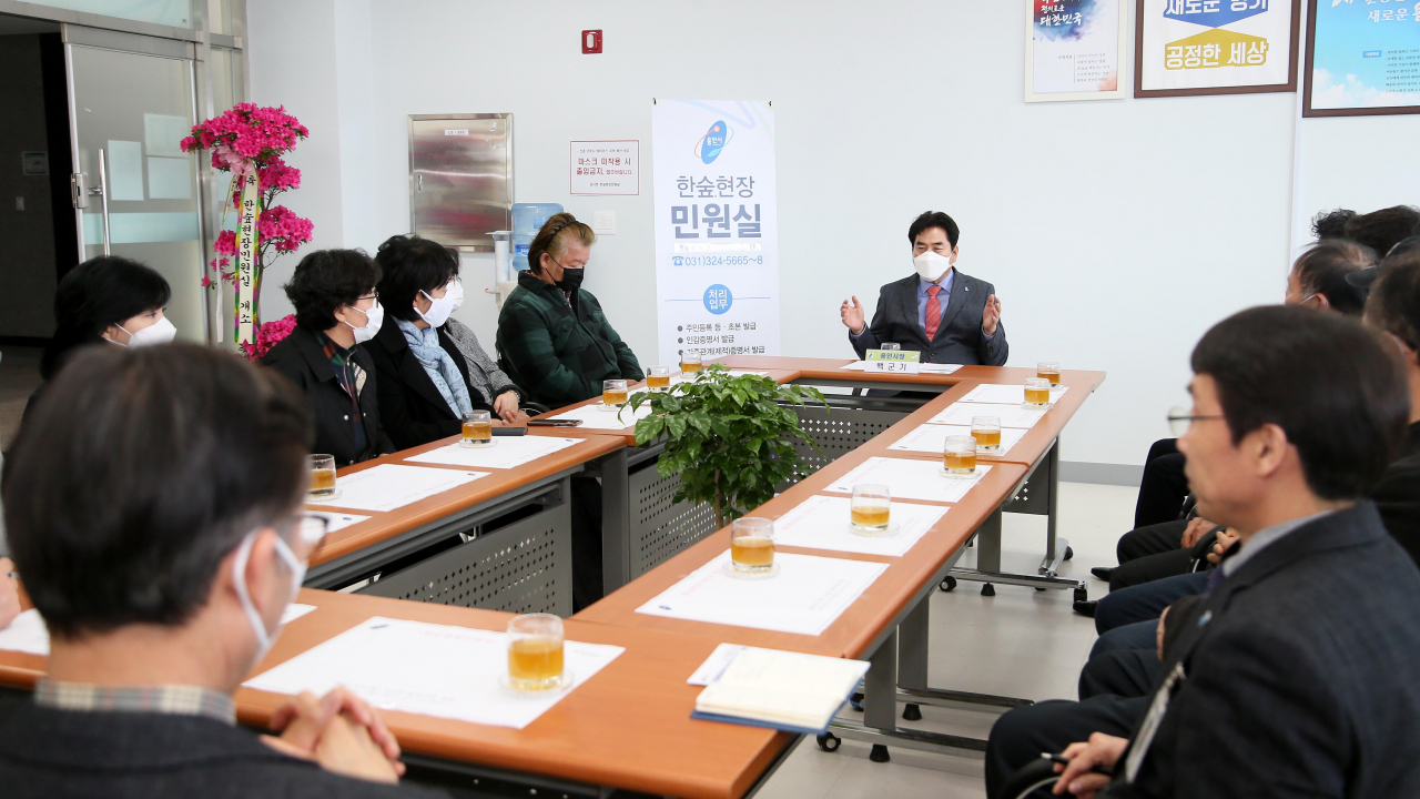 백군기 용인시장이 2일 개설한 한숲시티 현장민원실에서 주민들과 대담하고 있다. [용인시 제공]