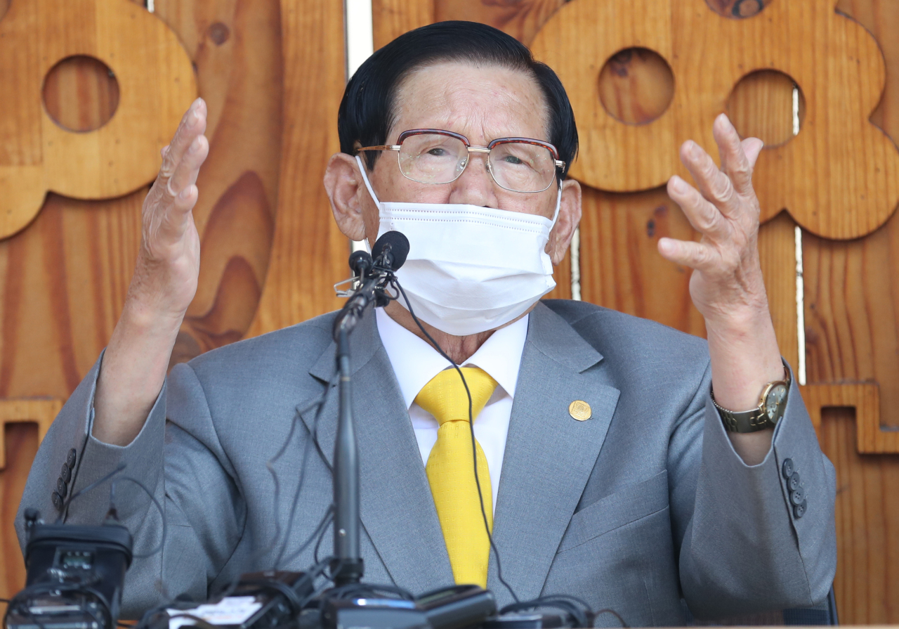 Shincheonji Lee Man-hee speaks to reporters on Monday at one of the sect's buildings in Gapyeong, Gyeonggi Province. (Yonhap)