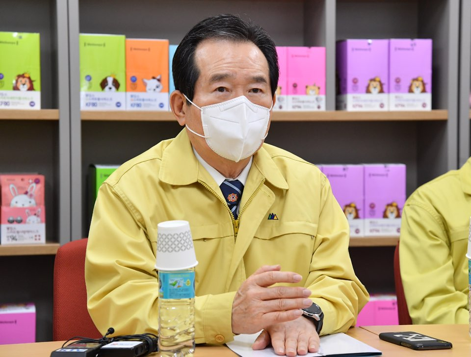 정세균 국무총리가 2일 경북 문경 보건용 마스크 생산업체 ‘피앤티디’를 방문, 현장 의견을 청취하고 있다. [국무총리실 제공]