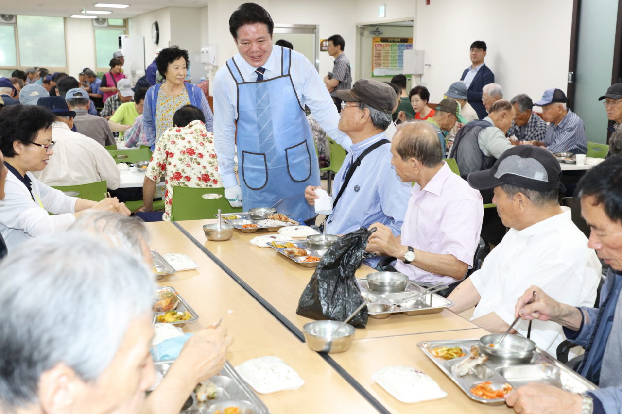 최대호 안양시장이 무료급식봉사를 하고있다[안양시 제공]