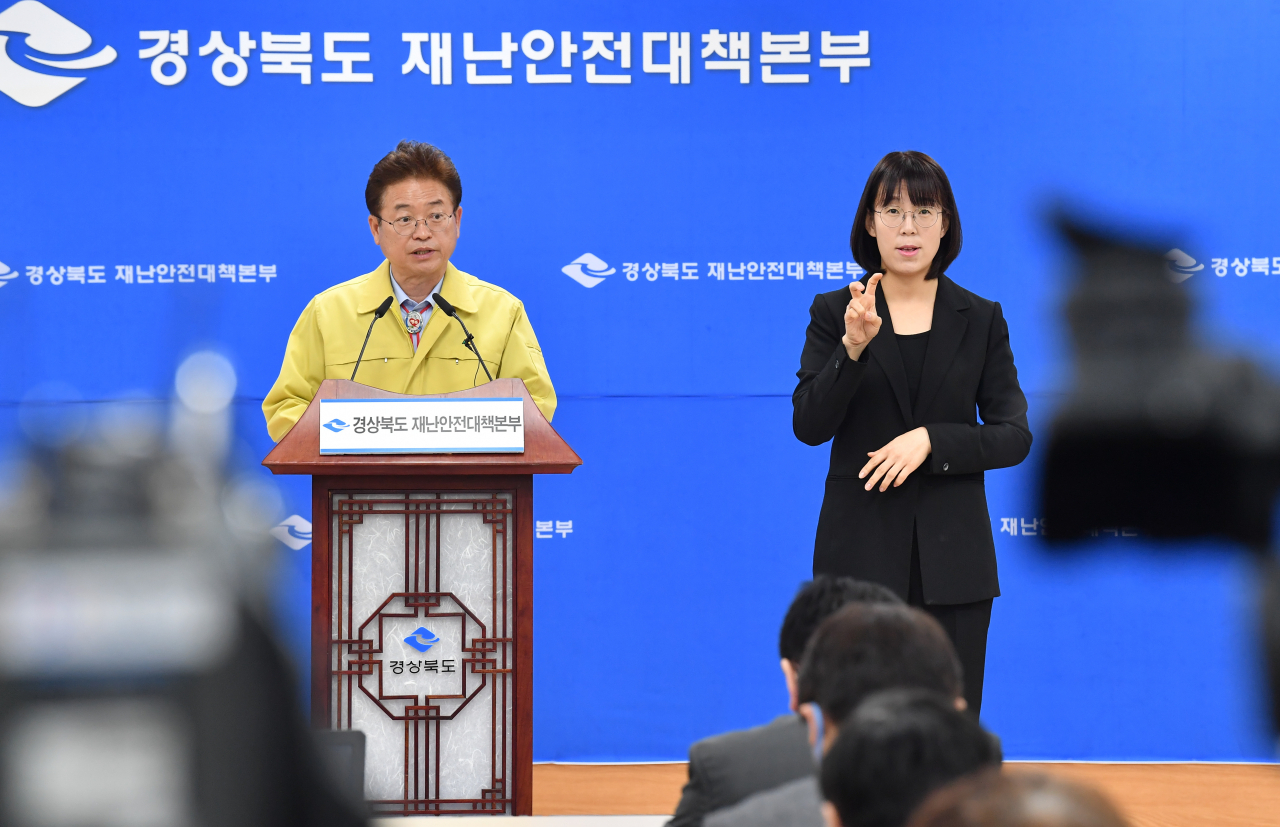 이철우 경북지사가 2일 경북도청에서 코로나19 관련 브리핑을 하고 있다.[경북도 제공]