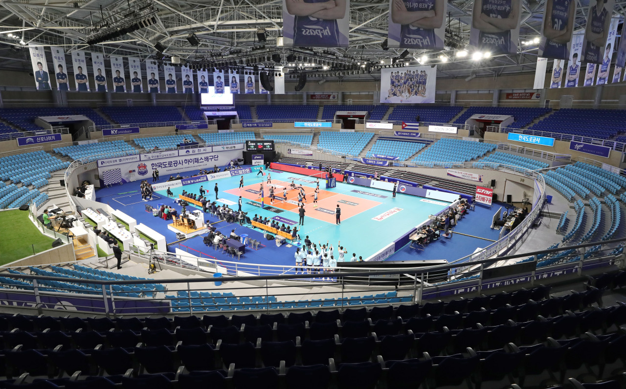 Stadium seats are empty during the pro volleyball V-league between Korea Expressway vs. GS Caltex on Feb. 27. The volleyball game held without spectators as a precaution against the COVID-19. (Yonhap)