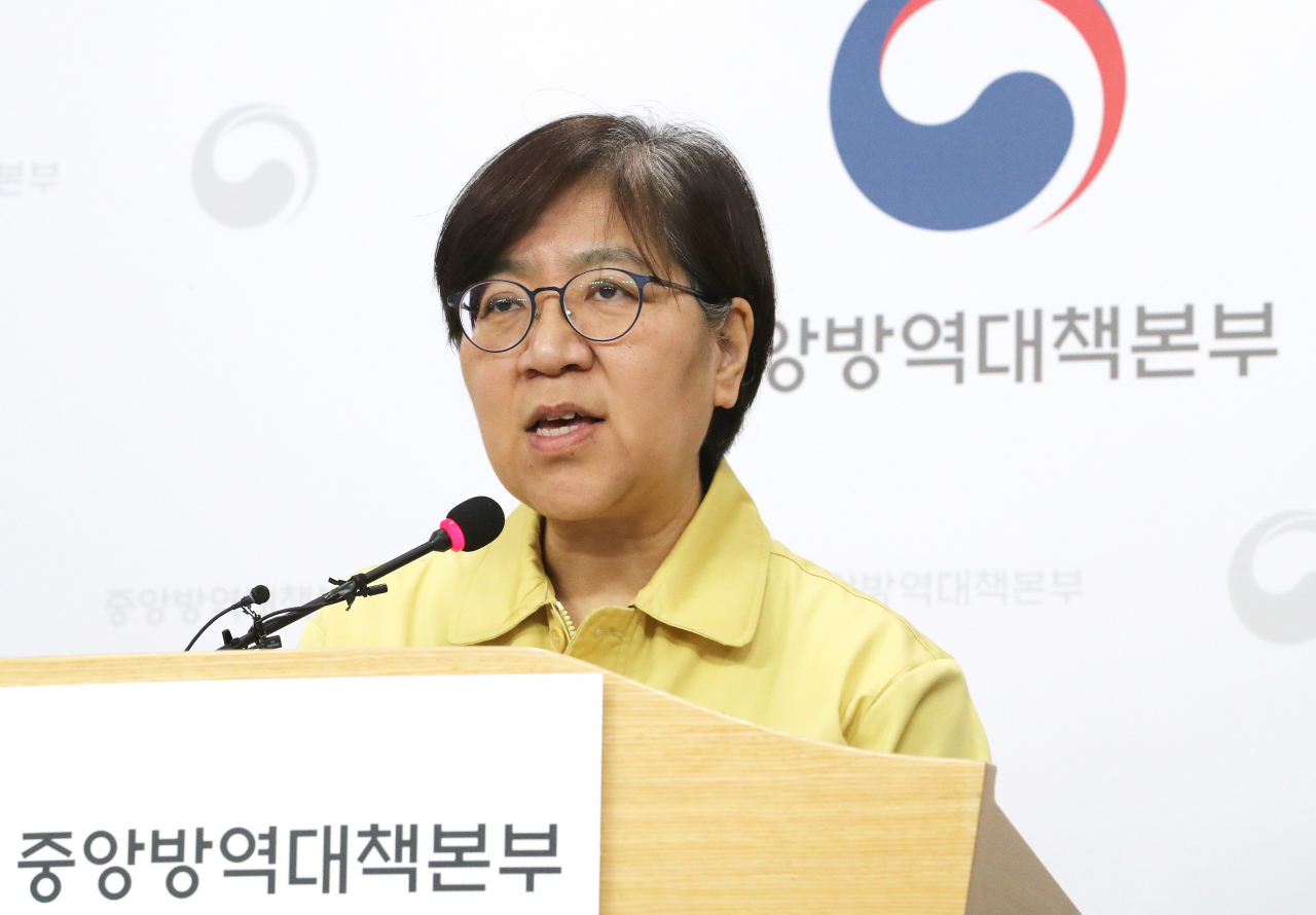 정은경 중앙방역대책본부장(질병관리본부장)이 2일 오후 충북 청주시 질병관리본부에서 코로나19 국내 발생현황 및 확진환자 중간조사 결과 등 정례브리핑을 마친 뒤 취재진의 질문에 답변하고 있다. [연합]