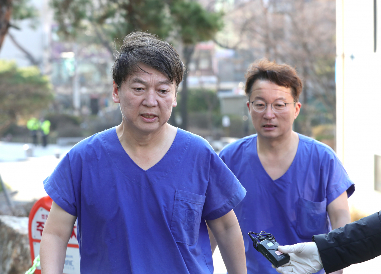 안철수 국민의당 대표(왼쪽)와 사공정규(동국대 의대교수) 국민의당 대구시당의원장이 2일 오후 대구시 중구 계명대학교 대구동산병원에서 신종코로나바이러스 감염증(코로나19) 확진자 관련 의료봉사를 마친 뒤 비상대책본부 건물로 돌아가고 있다. [연합]