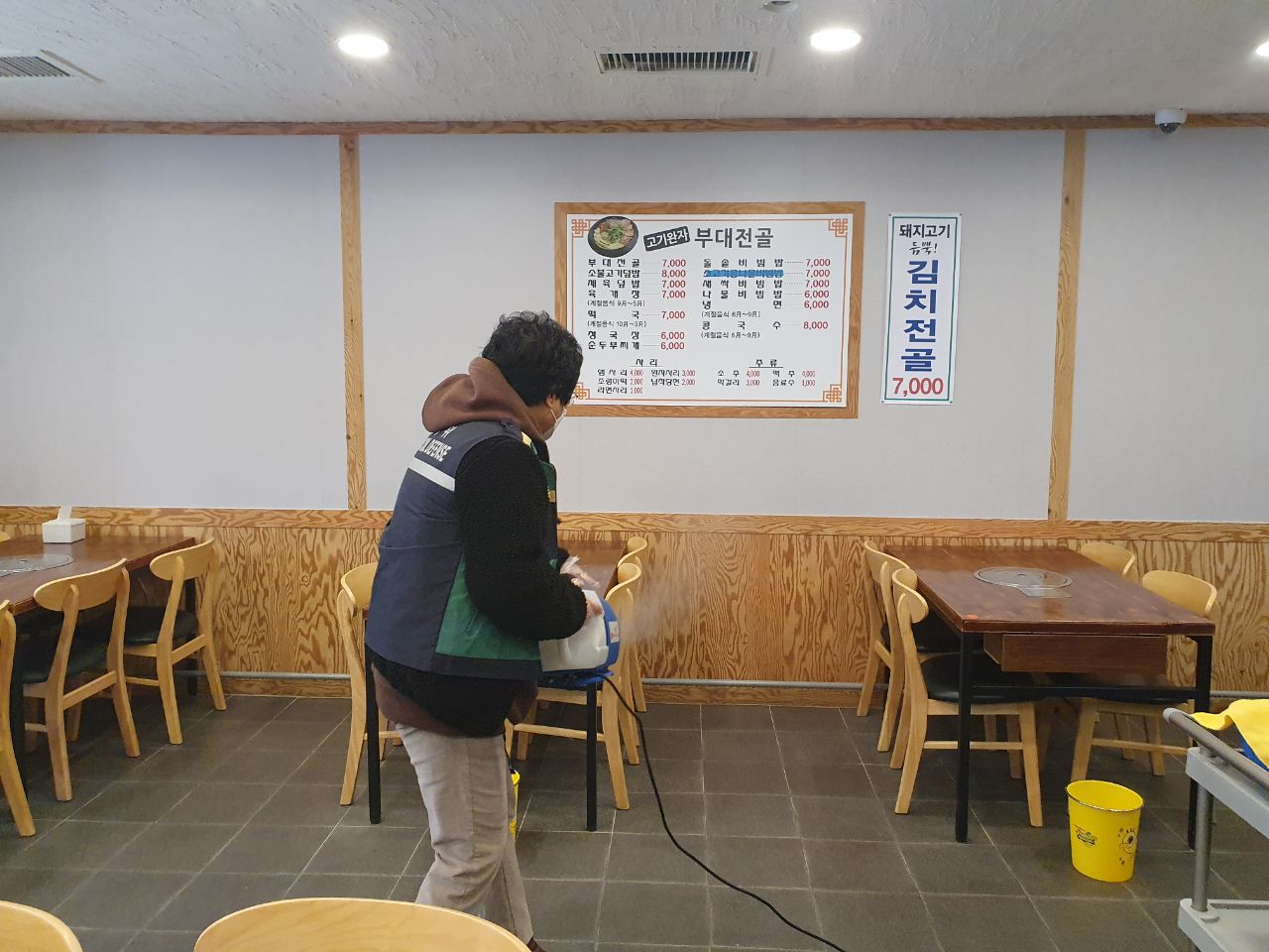 도봉구 민간특별방역단이 도봉동 한식당에서 방역을 하고있는 모습. [도봉구 제공]
