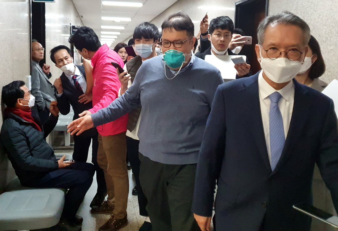 김형오 미래통합당 공천관리위원장(오른쪽)이 2일 국회에서 열린 국회의원 예비후보 면접심사에서 면접장을 나가는 동안 김형남 화성을 예비후보의 항의를 받고 있다. [연합]