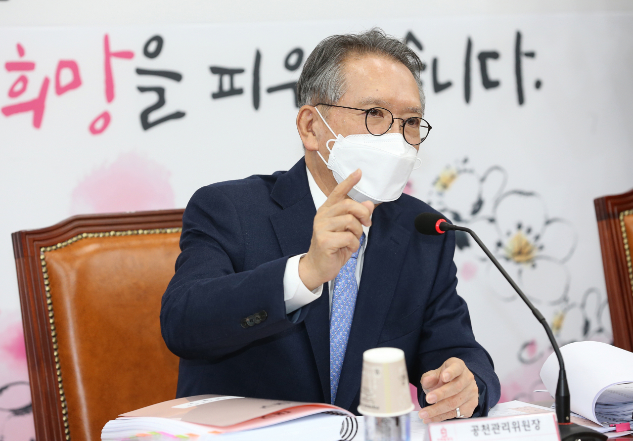 김형오 미래통합당 공천관리위원장이 2일 오전 서울 여의도 국회에서 열린 공천신청자 화상면접에서 이야기하고 있다. [연합]
