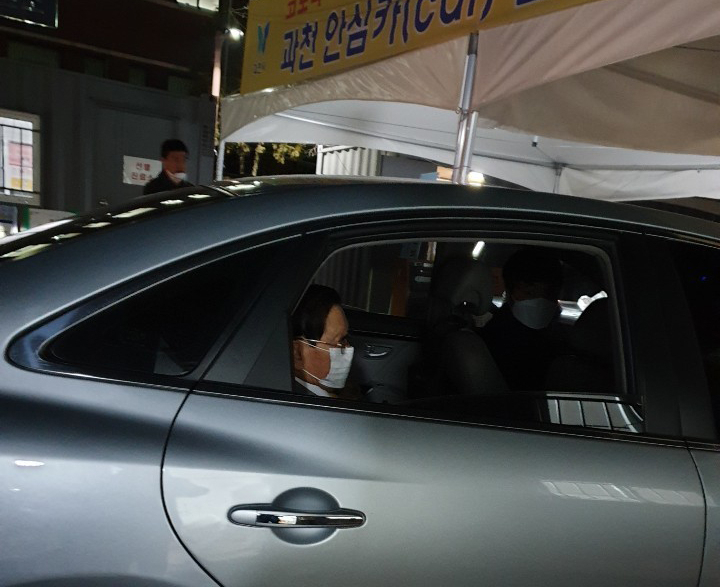 이만희 신천지예수교 증거장막성전(신천지) 총회장이 2일 오후 경기도 과천시보건소 선별진료소에서 신종 코로나바이러스 감염증(코로나19) 검사를 받기 위해 도착하고 있다. [연합]