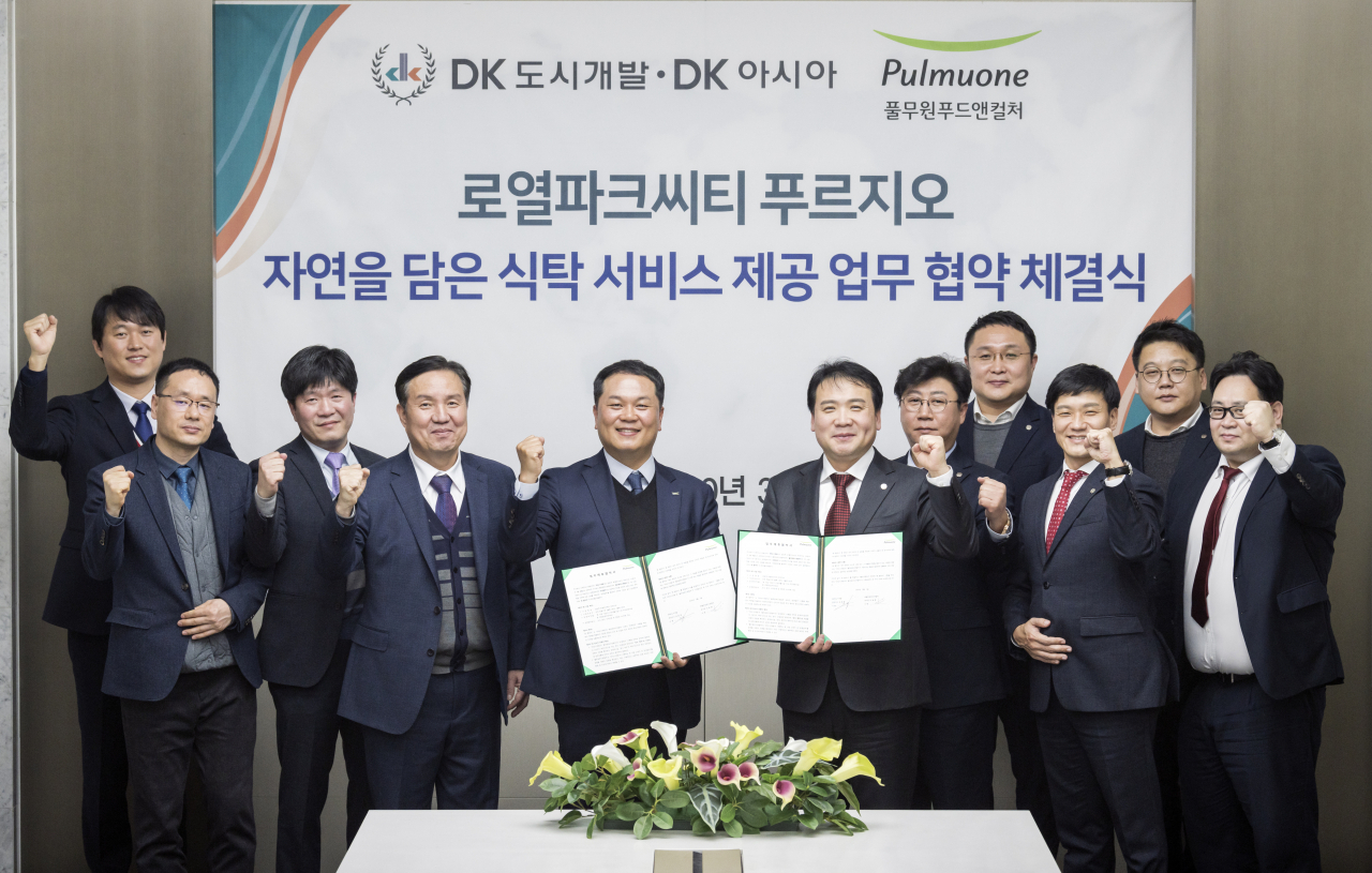 DK도시개발&bull;DK아시아 김효종 전무이사(왼쪽에서 여섯번째)와 풀무원푸드앤컬처 이동훈 본부장(왼쪽에서 다섯번째)이 지난 2일 DK도시개발 인천지사에서 검암역 로열파크씨티 푸르지오 ‘자연을 담은 식탁 서비스 제공 업무 협약’을 체결하고 있다. [DK도시개발 제공]