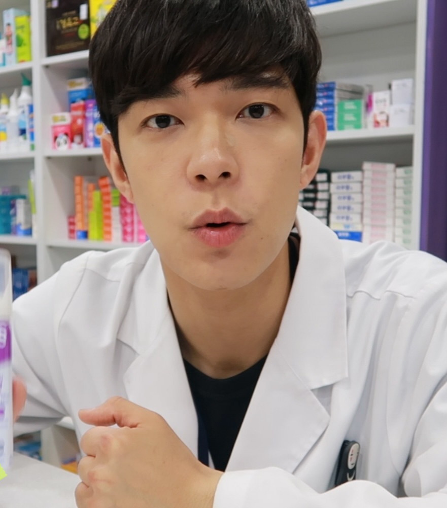 약사 겸 유튜버 약쿠르트가 최근 자신의 유튜브 채널 ‘약쿠르트 YKRT’에서 약에 대한 효능을 설명하고 있다. [약쿠르트 제공]