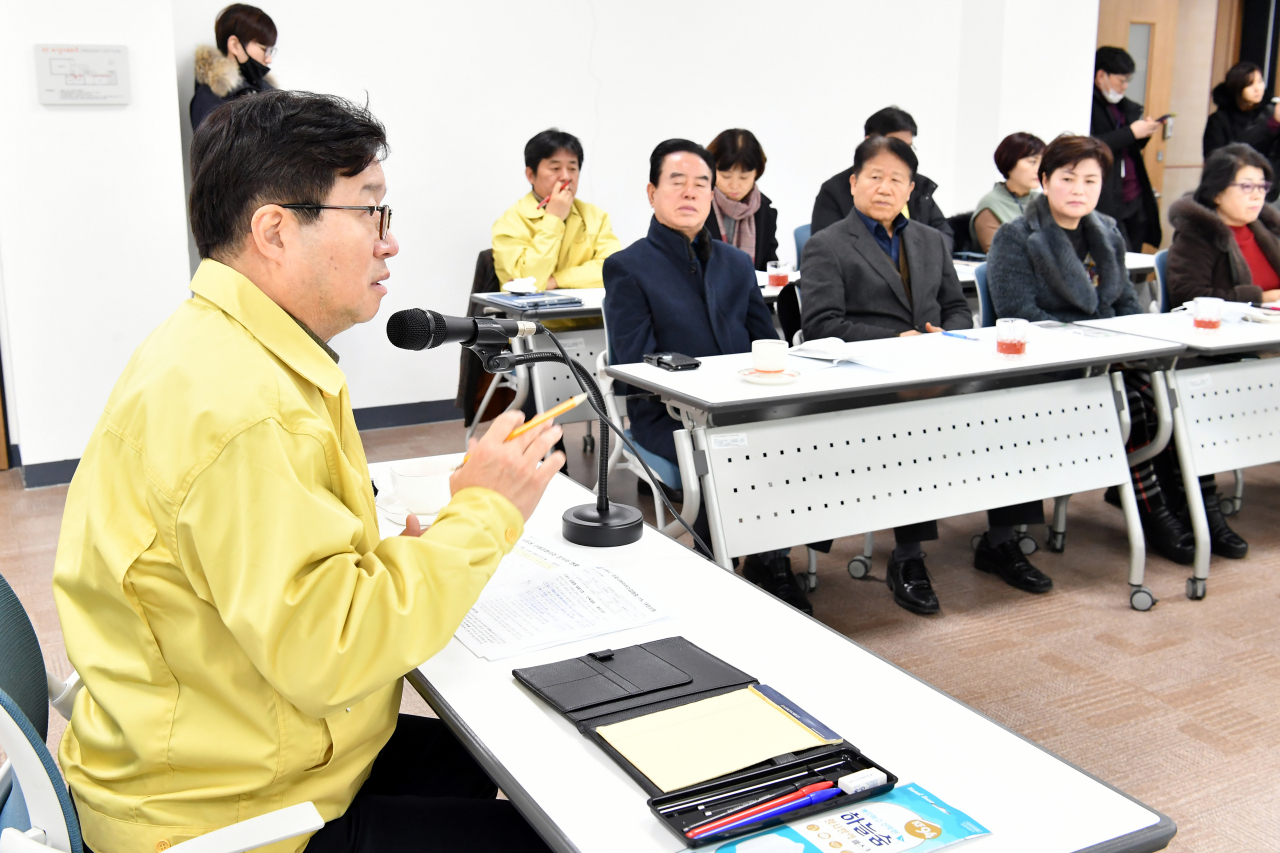 수원유스호스텔을 자가격리시설로 활용하기 위해 주민들을 설득하고자 간담회를 진행하고 있는 염태영 시장. [수원시 제공]