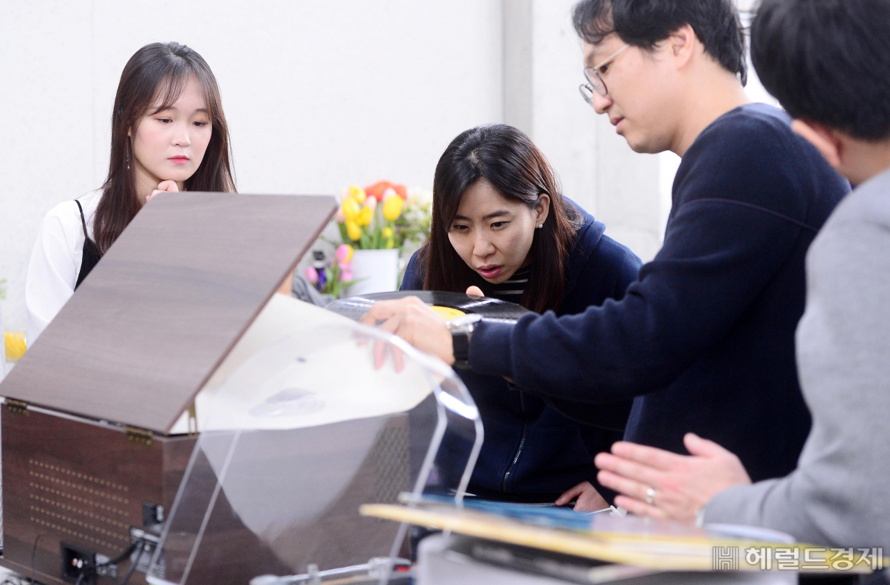 스피커 상품을 살피는 김슬아 마켓컬리 대표(가운데)와 직원들. 사진=이상섭 기자 babtong@heraldcorp.com